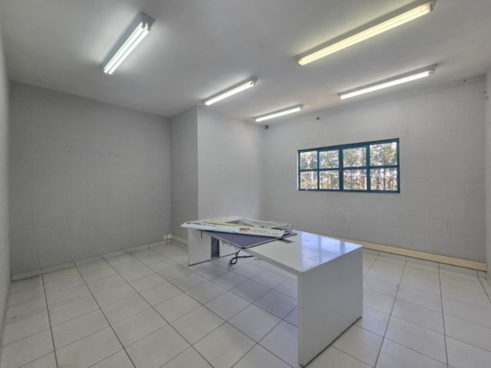 Galpão industrial com docas para locação no Éden — imagem 3
