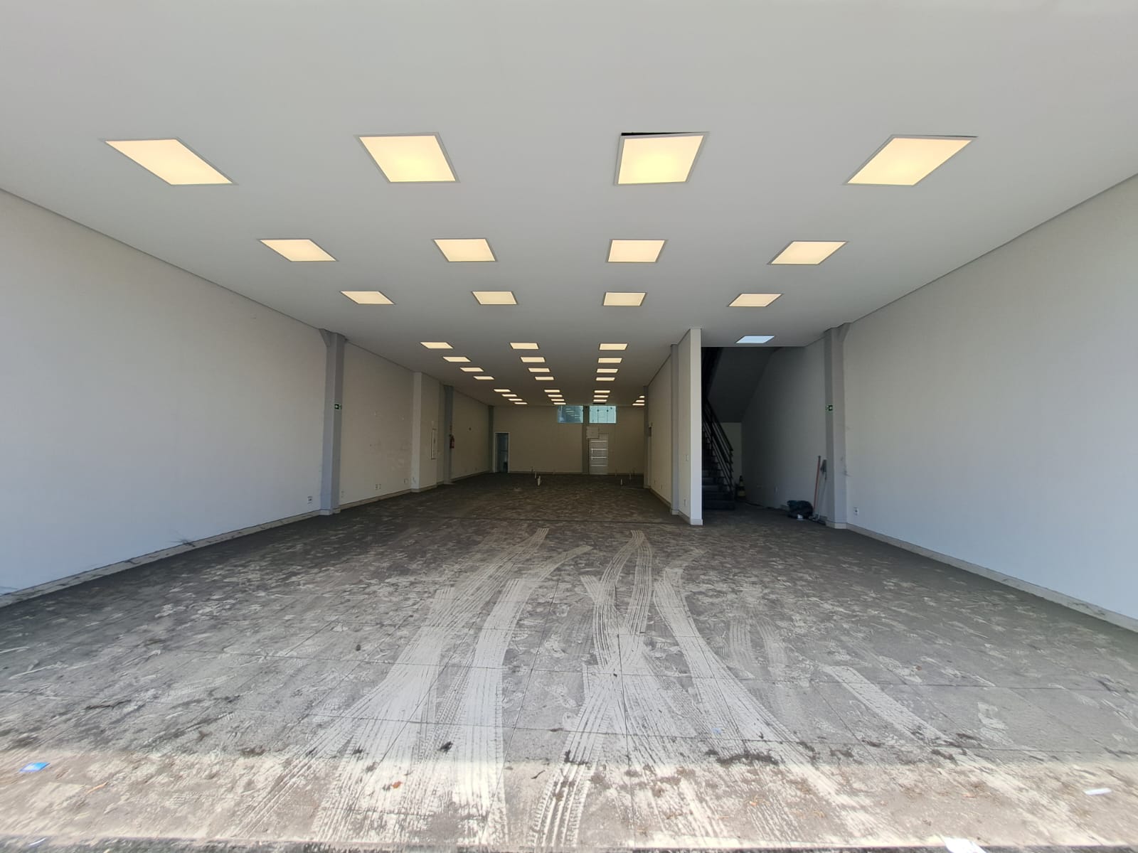 Ponto comercial com 470 m² para locação na Avenida General Carneiro — imagem 2