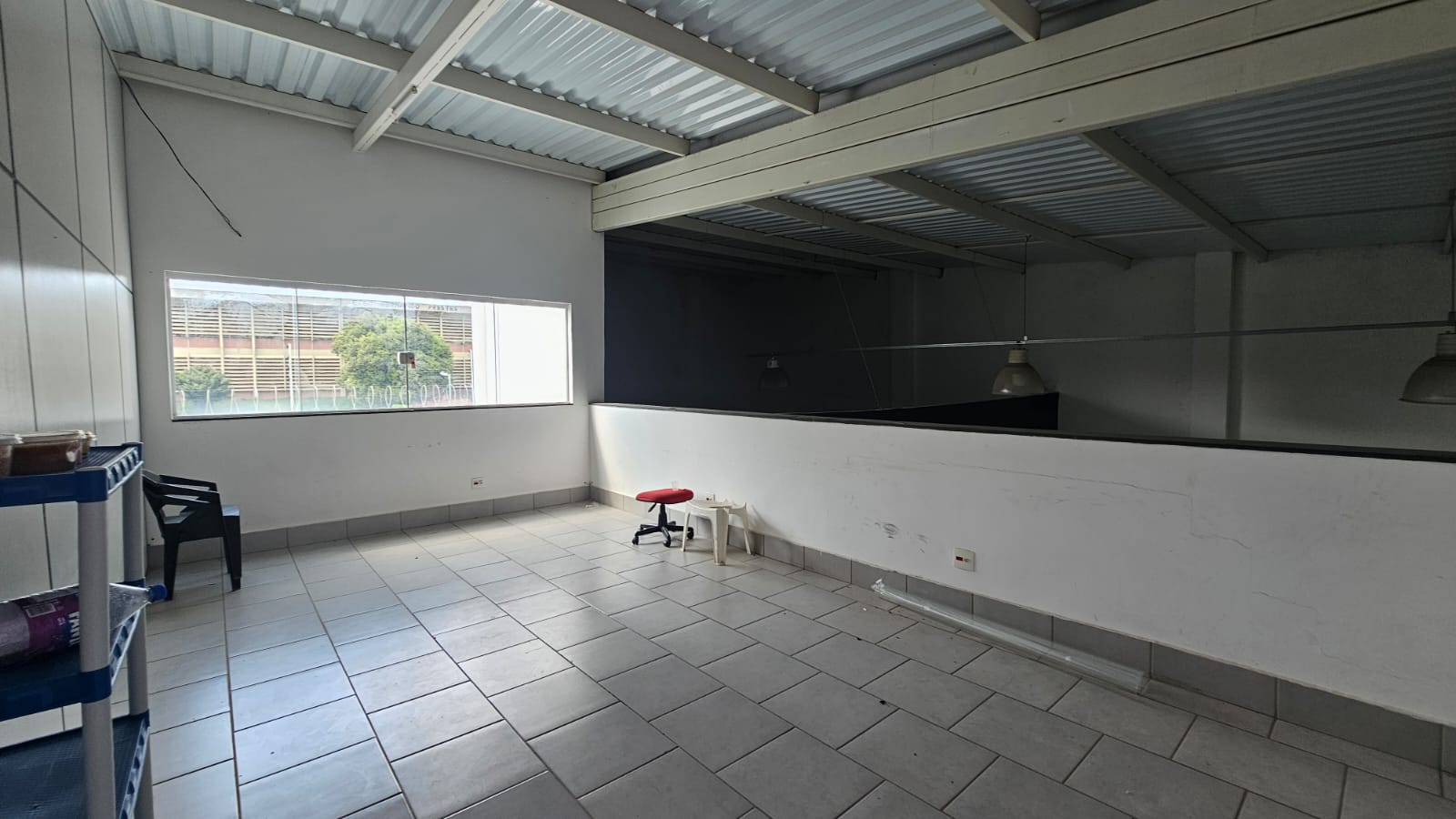 Galpão comercial com 279 m² e mezanino para locação na Rua Garcia Redondo — imagem 3