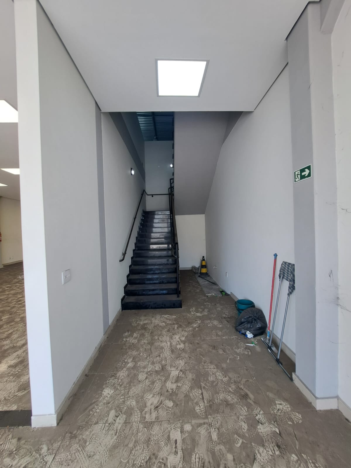 Ponto comercial com 470 m² para locação na Avenida General Carneiro — imagem 3