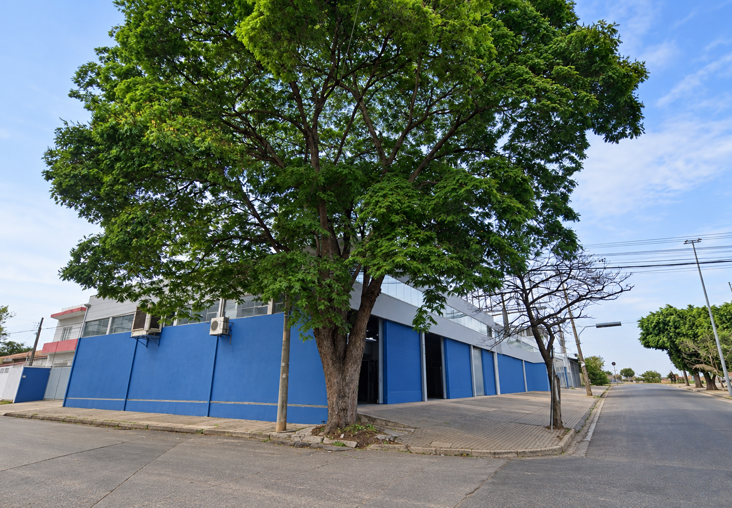 Galpão / prédio comercial de esquina à venda na Av. Luiz Mendes de Almeida
