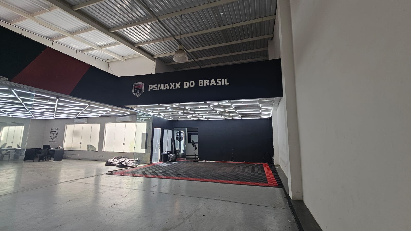 Galpão comercial com 279 m² e mezanino para locação na Rua Garcia Redondo